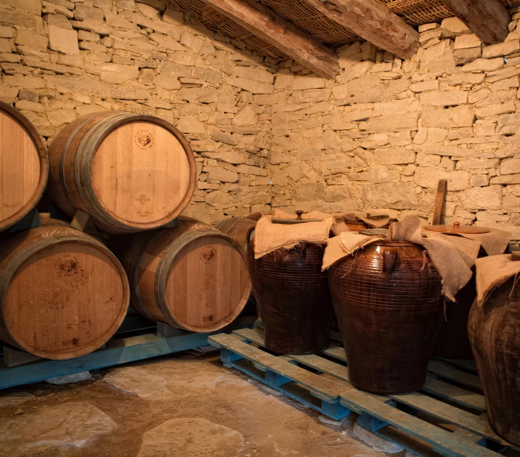 Descubre qué define a un vermut artesanal auténtico. Conoce la receta de Bodegas Bellod: 30 botánicos, crianza en barrica y ciclos lunares. 